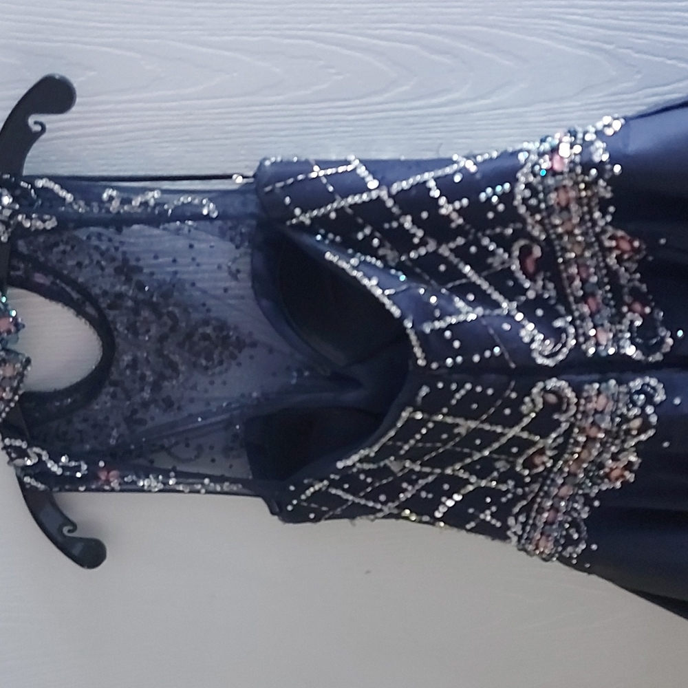 GRAD DRESS - Picture 4 of 4